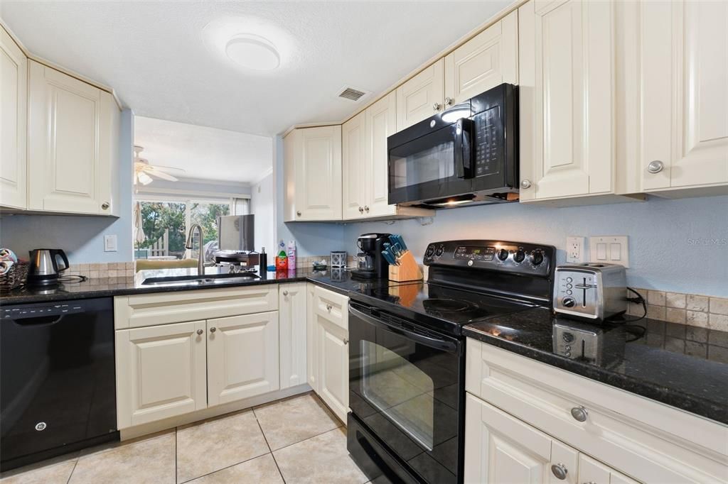 For Sale: $198,900 (2 beds, 1 baths, 964 Square Feet)