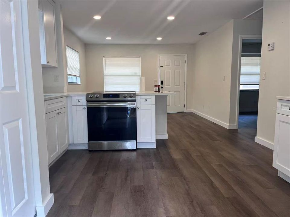 出租: $1,800 (2 贝兹, 1 浴室, 729 平方英尺)