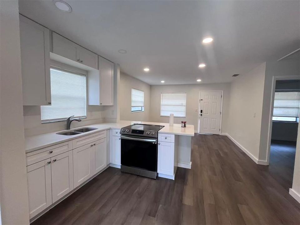 出租: $1,800 (2 贝兹, 1 浴室, 729 平方英尺)