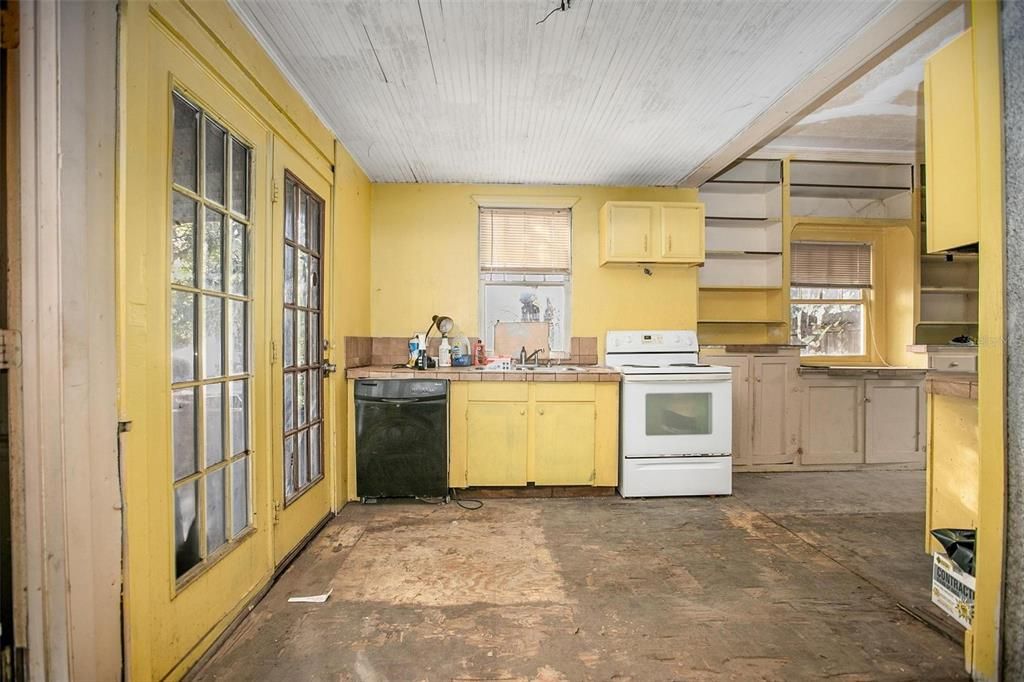 For Sale: $450,000 (4 beds, 2 baths, 2454 Square Feet)