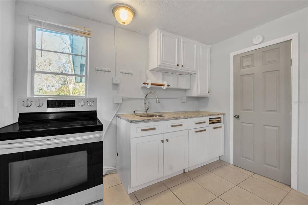 出租: $1,200 (1 贝兹, 1 浴室, 650 平方英尺)