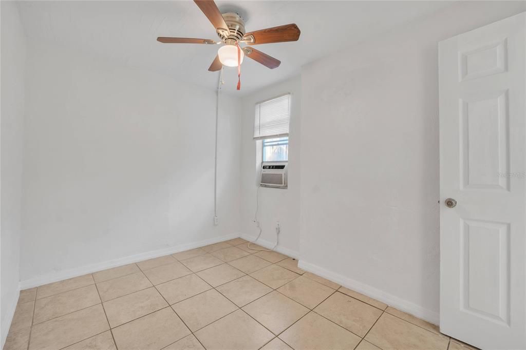 出租: $1,200 (1 贝兹, 1 浴室, 650 平方英尺)