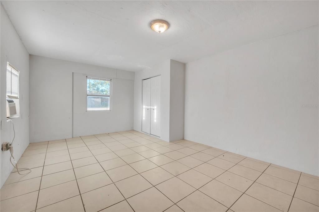 出租: $1,200 (1 贝兹, 1 浴室, 650 平方英尺)