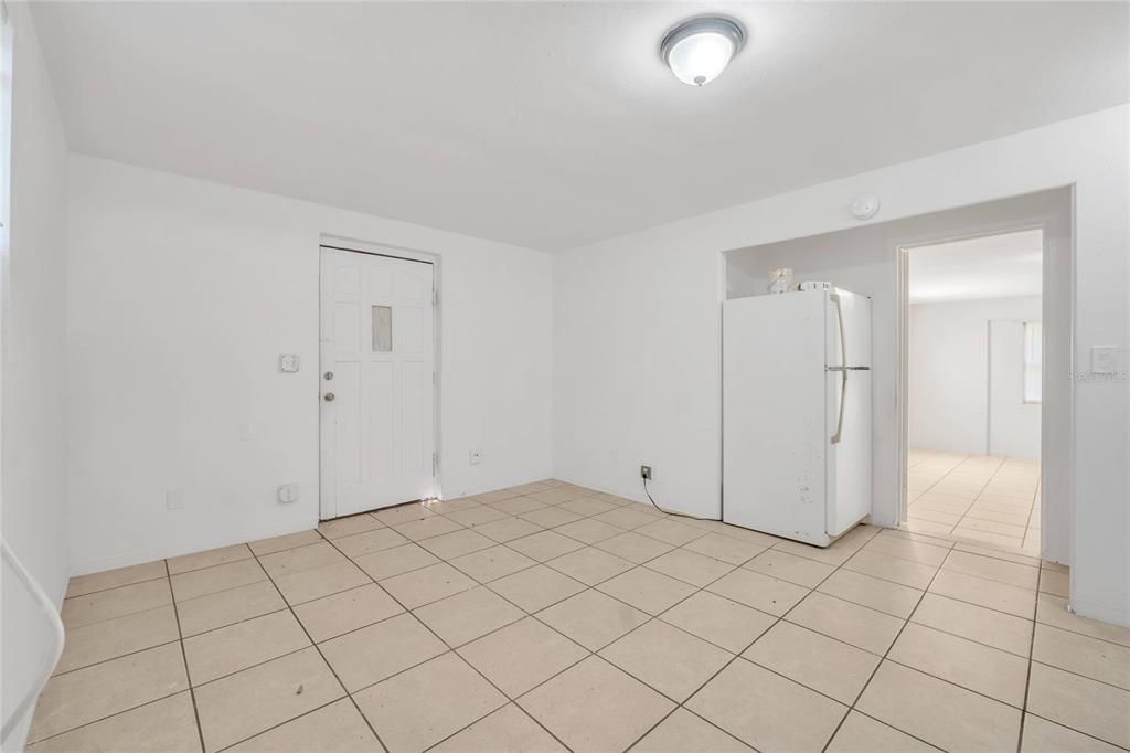 出租: $1,200 (1 贝兹, 1 浴室, 650 平方英尺)