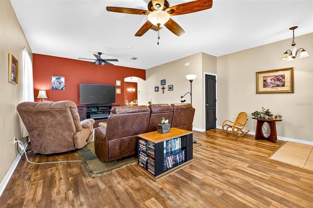 For Sale: $339,900 (3 beds, 2 baths, 1810 Square Feet)