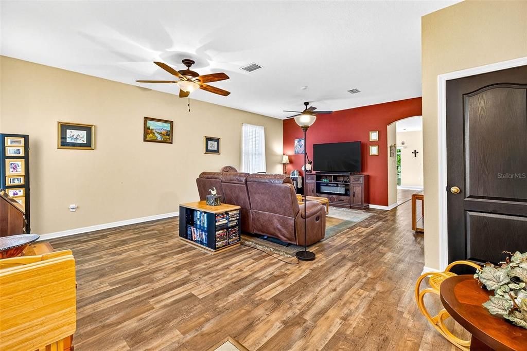 For Sale: $339,900 (3 beds, 2 baths, 1810 Square Feet)