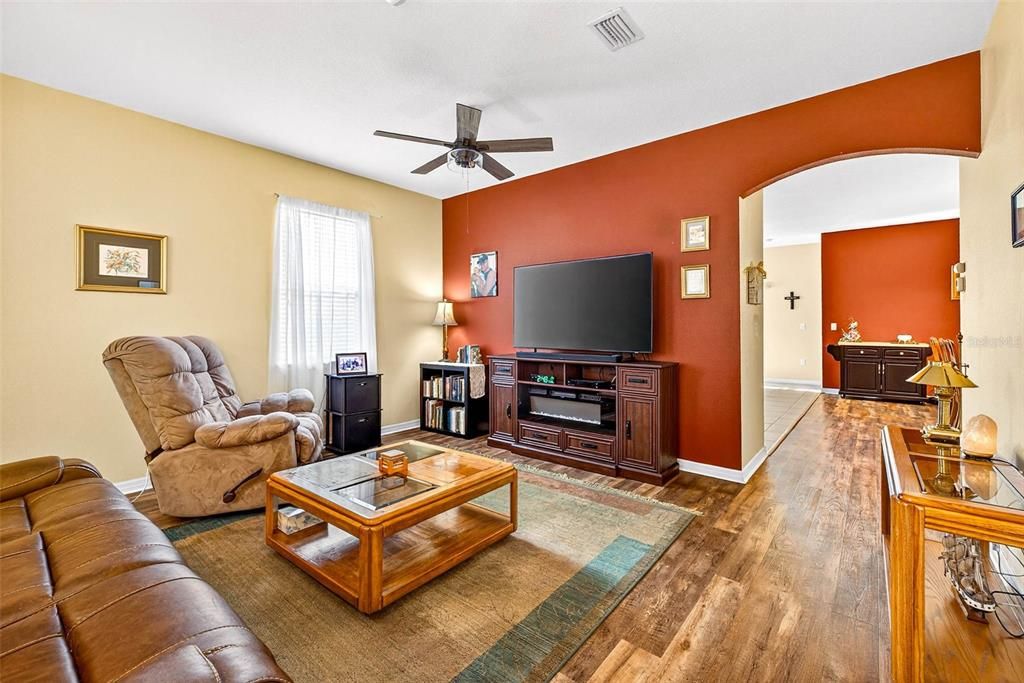 For Sale: $339,900 (3 beds, 2 baths, 1810 Square Feet)