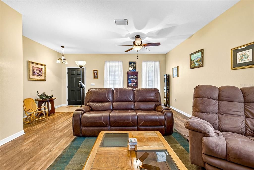 For Sale: $339,900 (3 beds, 2 baths, 1810 Square Feet)