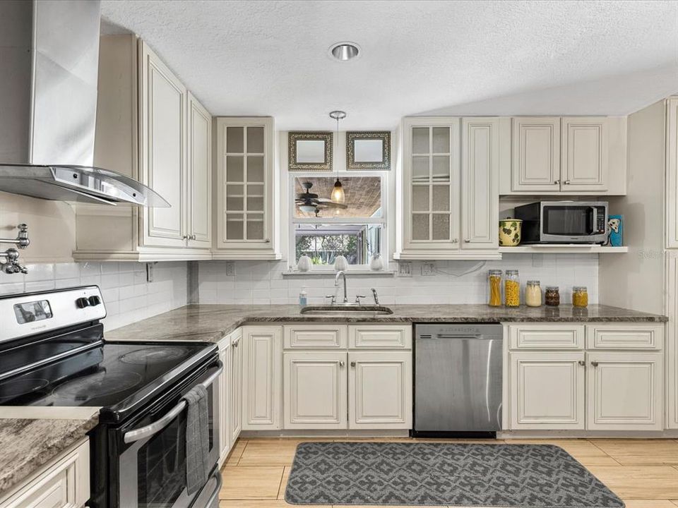 待售: $525,000 (4 贝兹, 2 浴室, 2022 平方英尺)