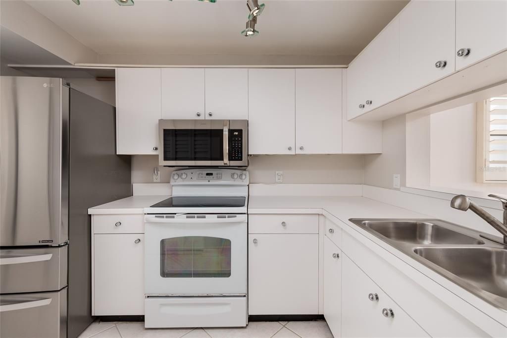 待售: $385,000 (2 贝兹, 2 浴室, 1170 平方英尺)