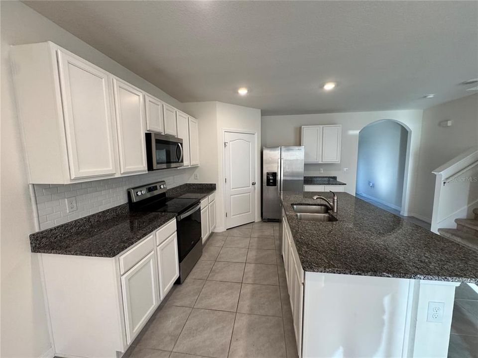 В аренду: $2,600 (5 спален, 3 ванн, 2616 Квадратных фут)