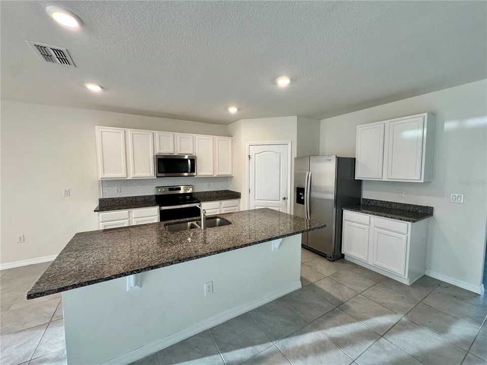 В аренду: $2,600 (5 спален, 3 ванн, 2616 Квадратных фут)