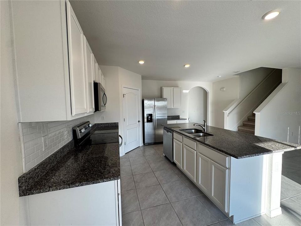 В аренду: $2,600 (5 спален, 3 ванн, 2616 Квадратных фут)