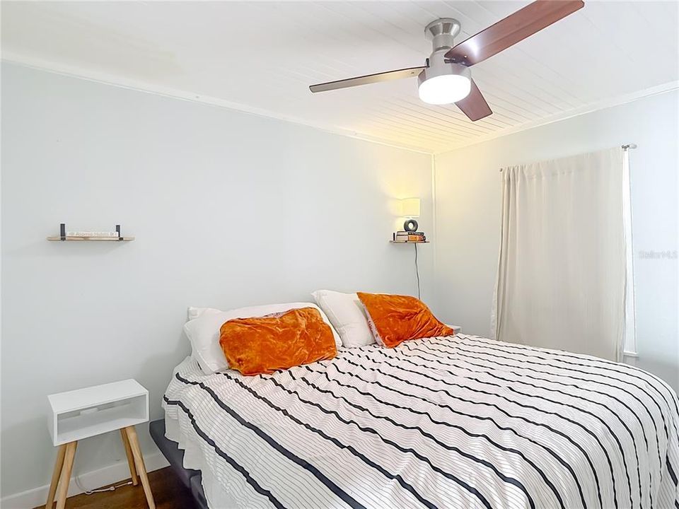 待售: $224,000 (2 贝兹, 1 浴室, 944 平方英尺)