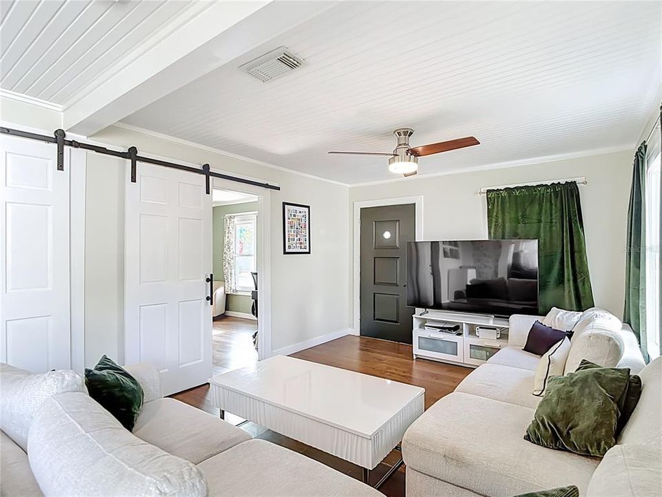 待售: $224,000 (2 贝兹, 1 浴室, 944 平方英尺)