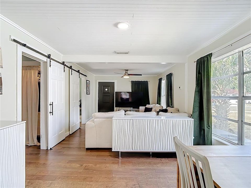 待售: $224,000 (2 贝兹, 1 浴室, 944 平方英尺)