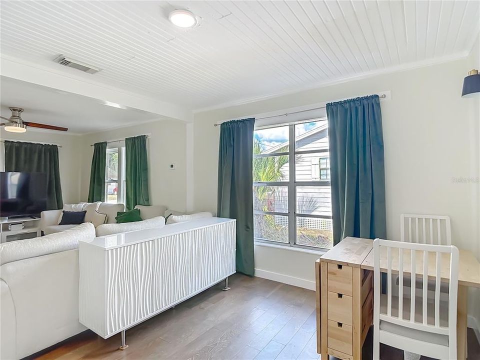 待售: $224,000 (2 贝兹, 1 浴室, 944 平方英尺)