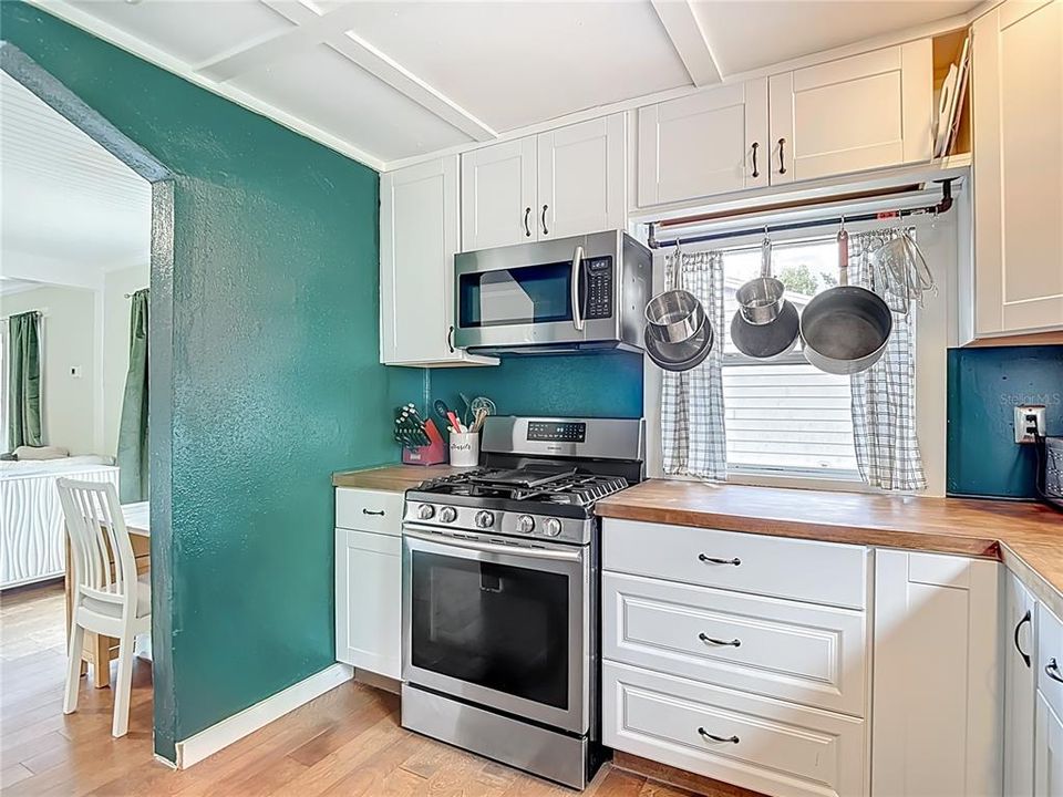 待售: $224,000 (2 贝兹, 1 浴室, 944 平方英尺)