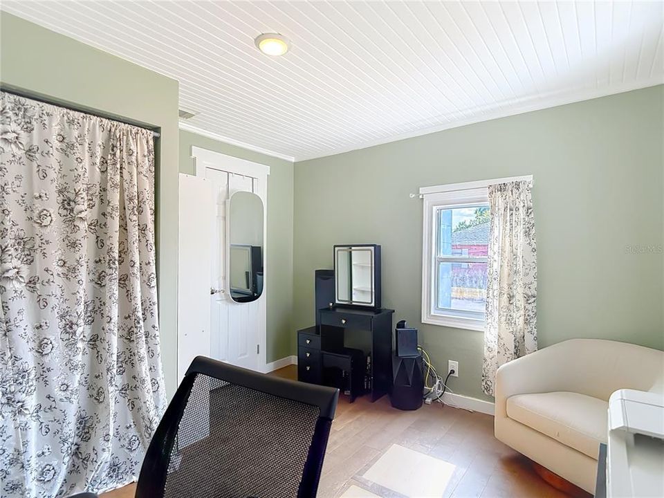 待售: $224,000 (2 贝兹, 1 浴室, 944 平方英尺)