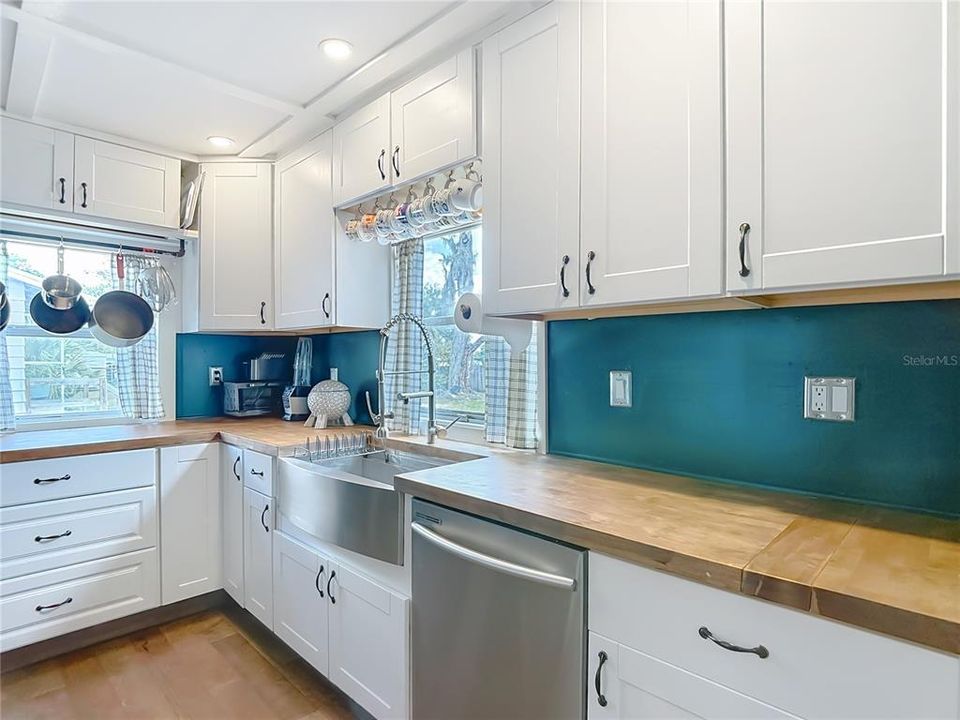 待售: $224,000 (2 贝兹, 1 浴室, 944 平方英尺)