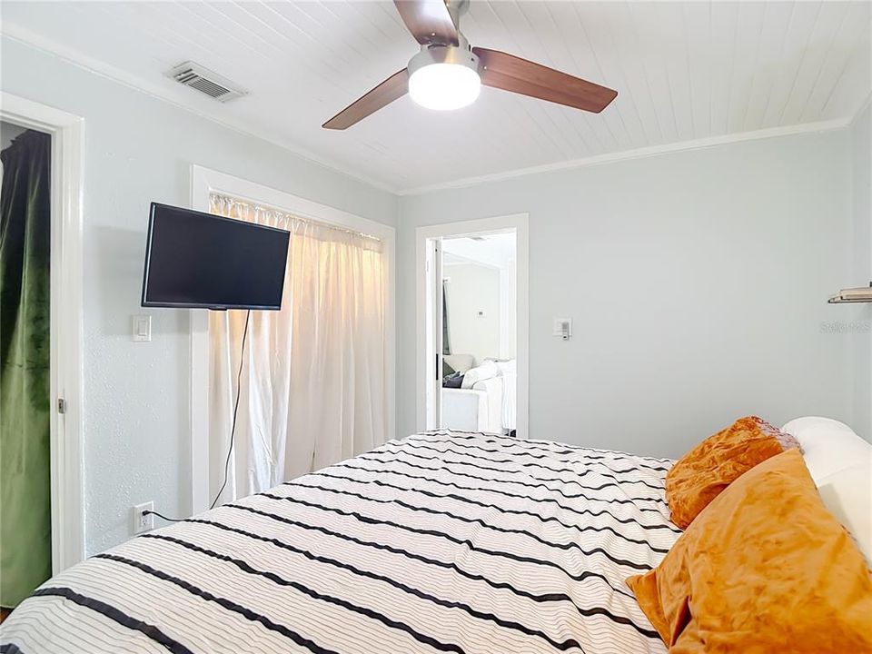 待售: $224,000 (2 贝兹, 1 浴室, 944 平方英尺)