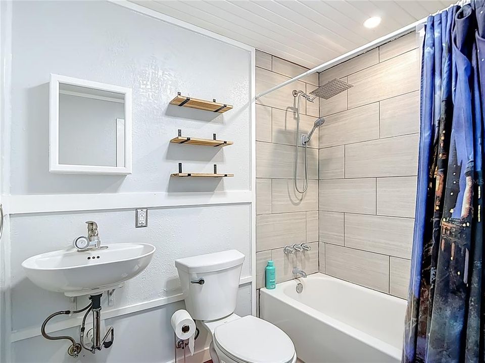 待售: $224,000 (2 贝兹, 1 浴室, 944 平方英尺)