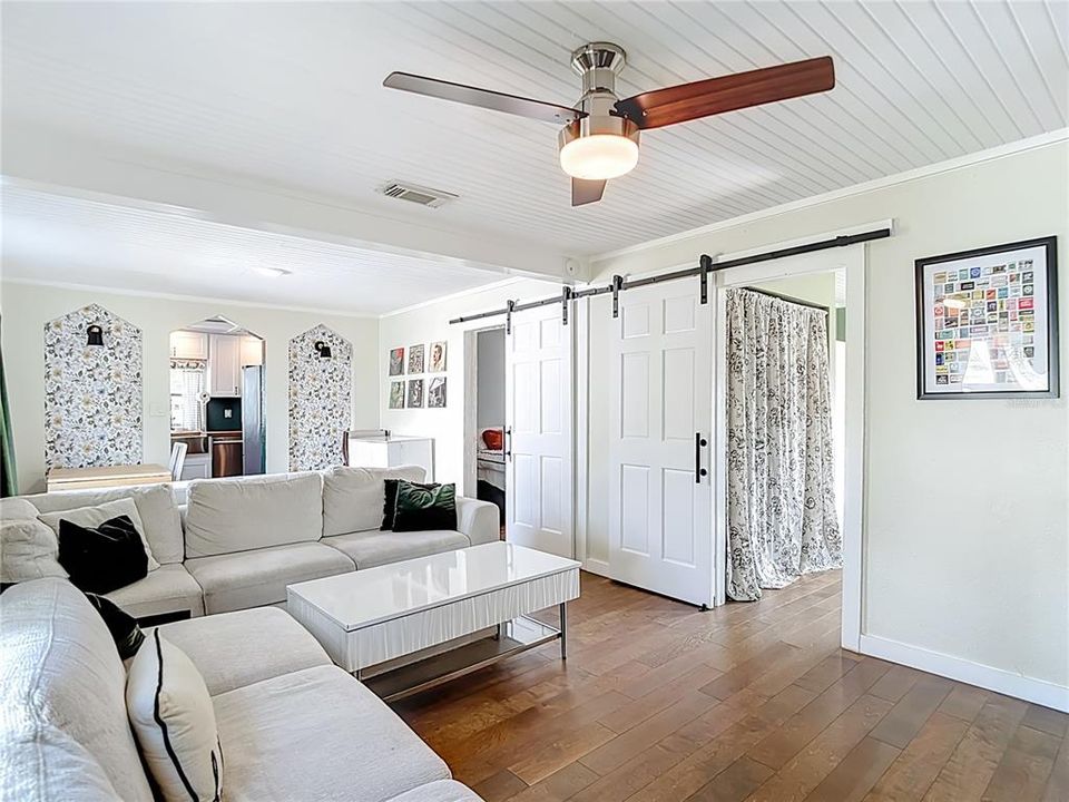 待售: $224,000 (2 贝兹, 1 浴室, 944 平方英尺)