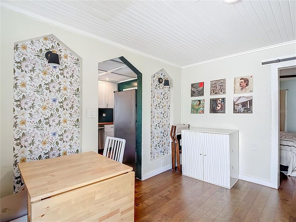 待售: $224,000 (2 贝兹, 1 浴室, 944 平方英尺)