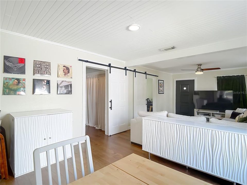 待售: $224,000 (2 贝兹, 1 浴室, 944 平方英尺)