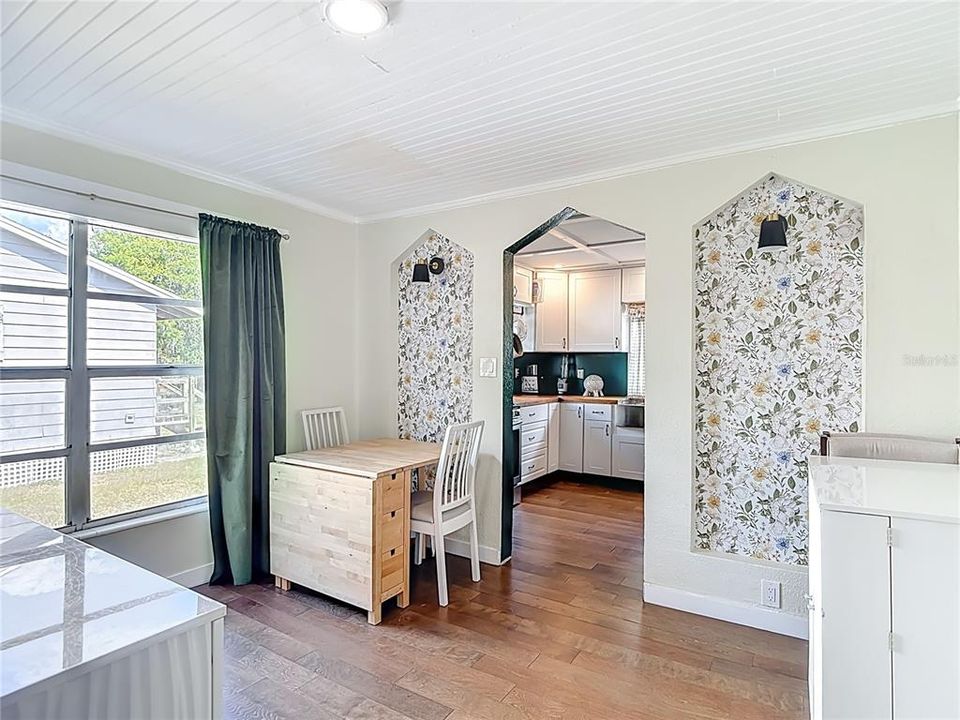 待售: $224,000 (2 贝兹, 1 浴室, 944 平方英尺)