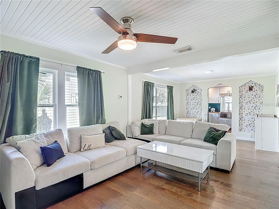 待售: $224,000 (2 贝兹, 1 浴室, 944 平方英尺)