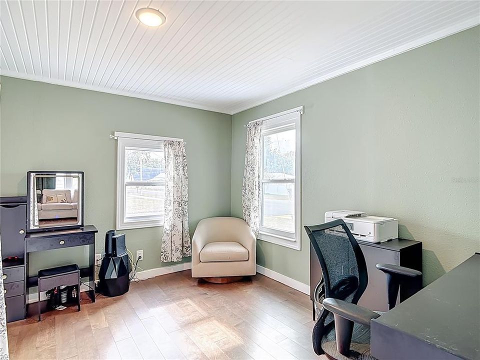 待售: $224,000 (2 贝兹, 1 浴室, 944 平方英尺)