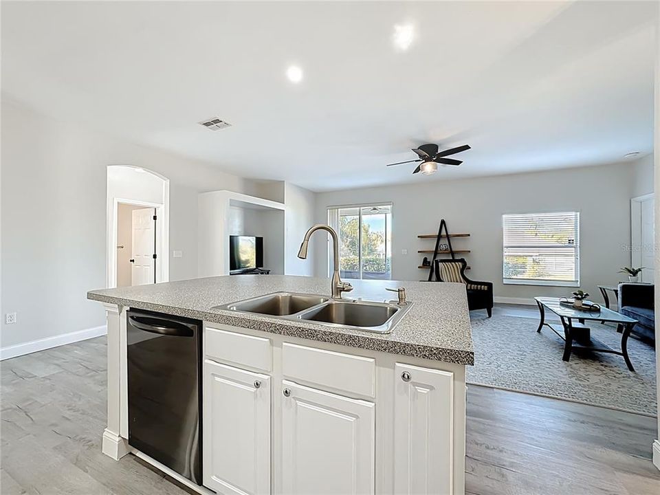 待售: $375,000 (3 贝兹, 2 浴室, 2020 平方英尺)