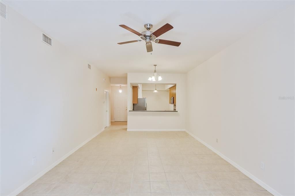 待售: $270,000 (2 贝兹, 2 浴室, 1330 平方英尺)