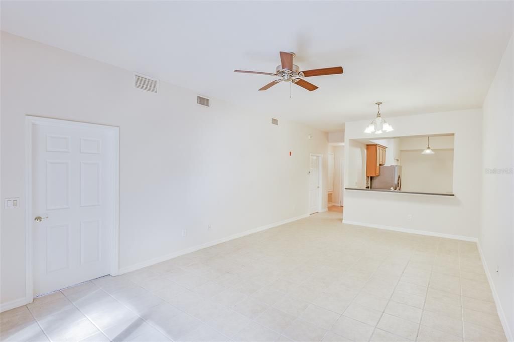 待售: $270,000 (2 贝兹, 2 浴室, 1330 平方英尺)