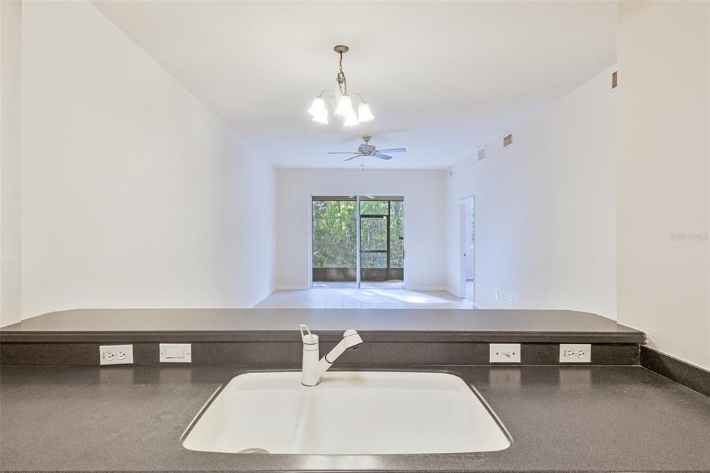 待售: $270,000 (2 贝兹, 2 浴室, 1330 平方英尺)