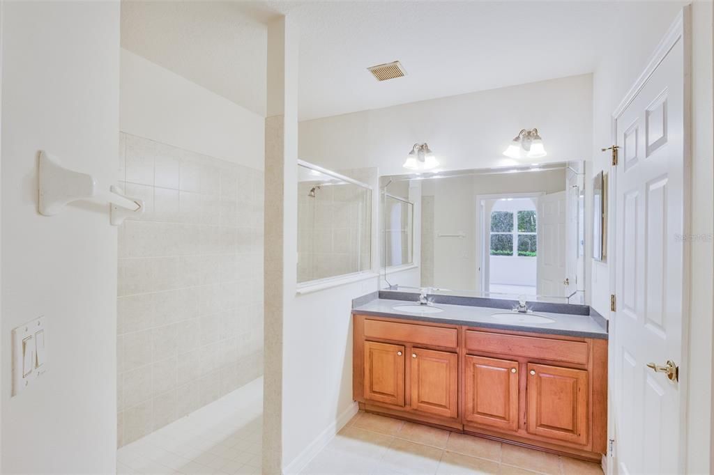 待售: $270,000 (2 贝兹, 2 浴室, 1330 平方英尺)