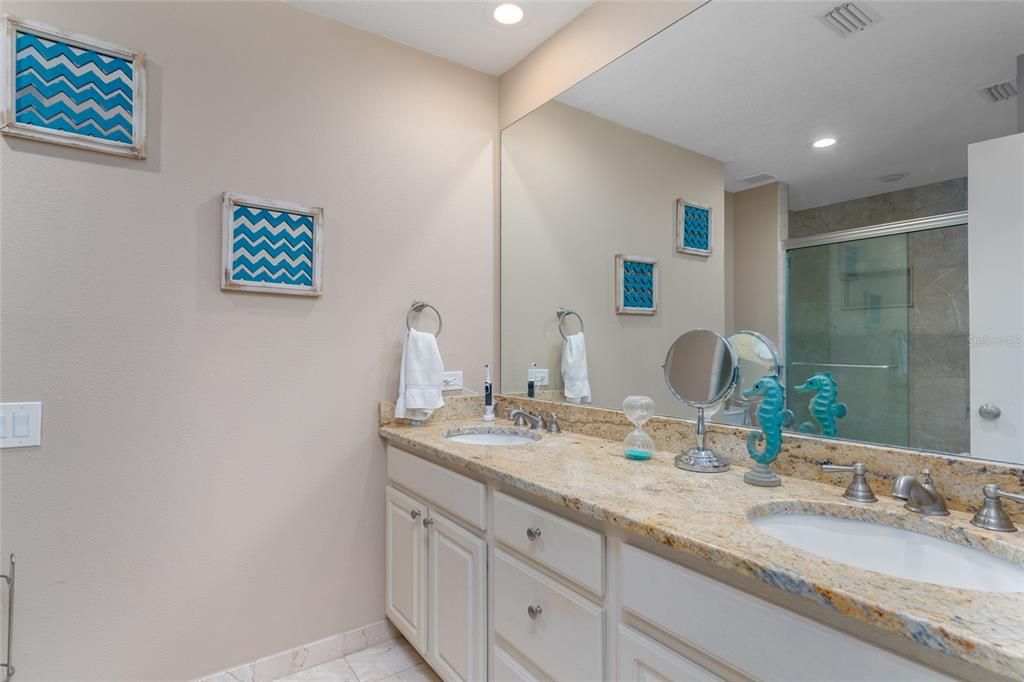 На продажу: $300,000 (3 спален, 2 ванн, 1930 Квадратных фут)