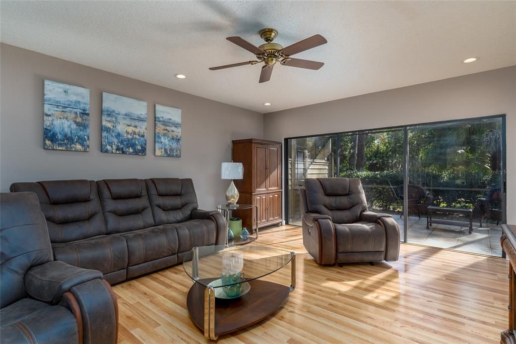 На продажу: $300,000 (3 спален, 2 ванн, 1930 Квадратных фут)