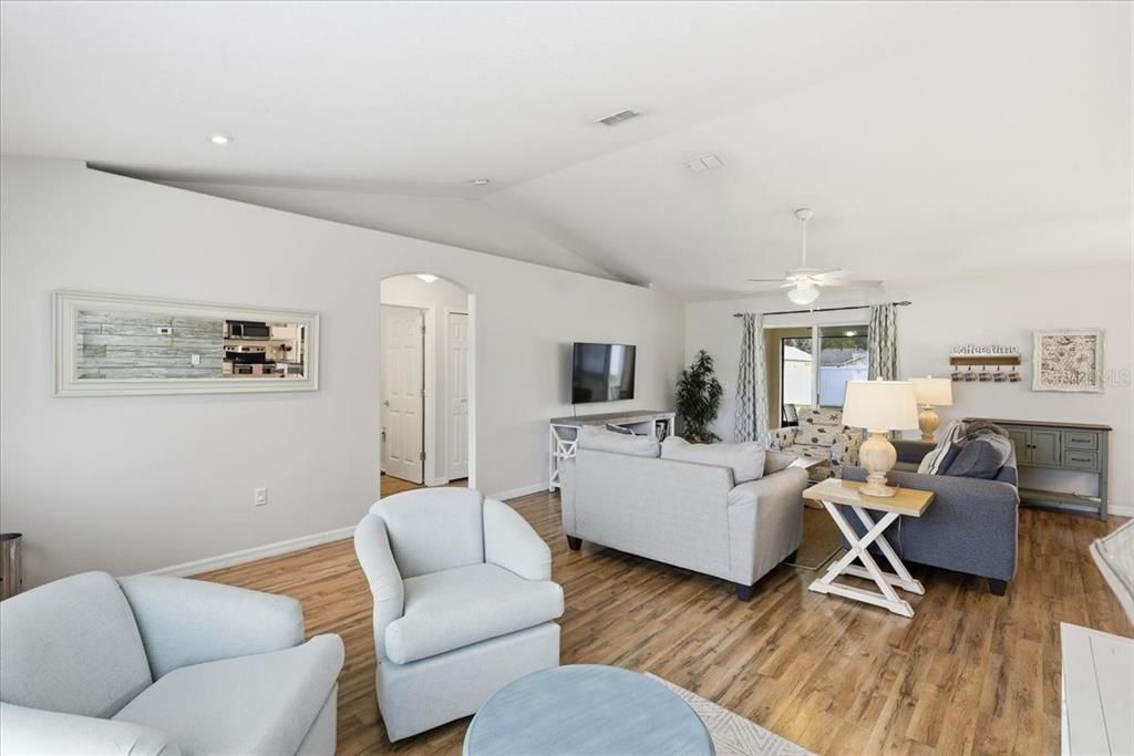 待售: $294,999 (3 贝兹, 2 浴室, 1315 平方英尺)