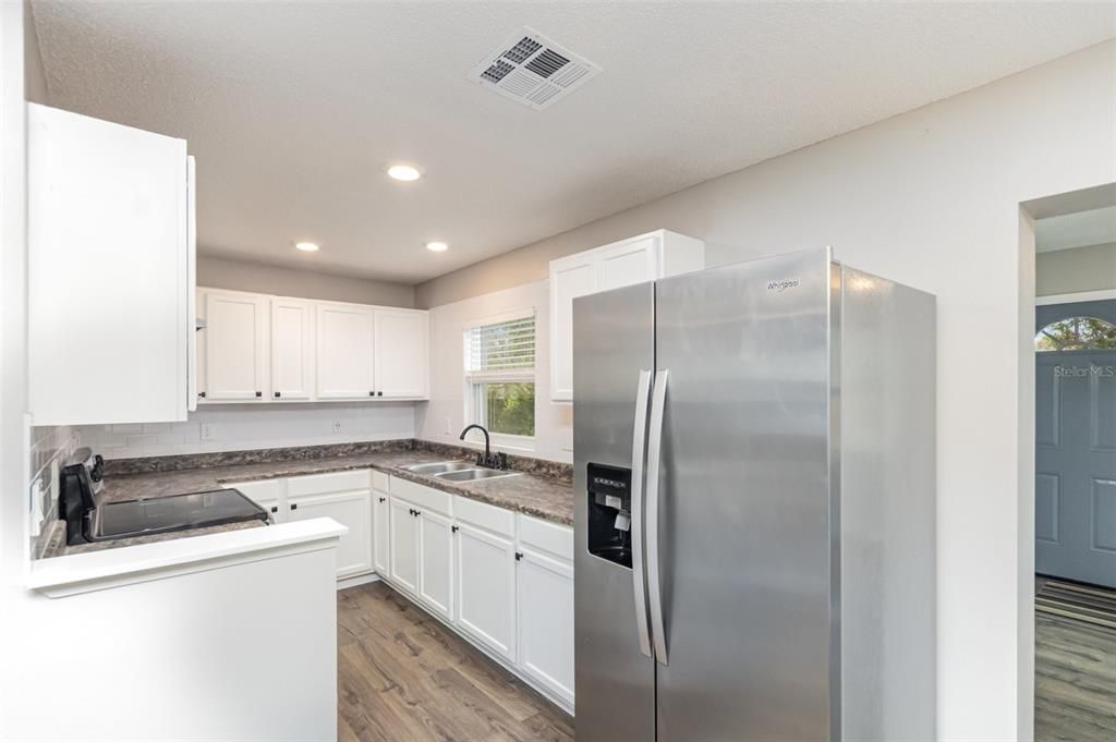 For Sale: $285,000 (3 beds, 1 baths, 1027 Square Feet)