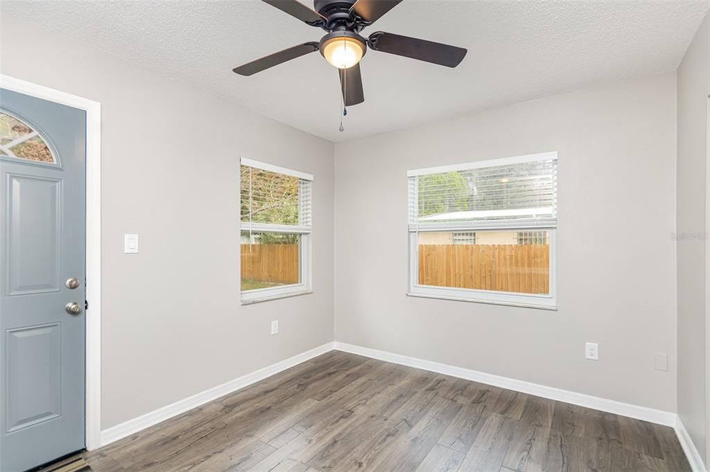 For Sale: $285,000 (3 beds, 1 baths, 1027 Square Feet)