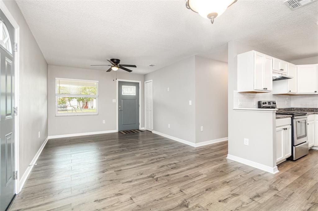 For Sale: $285,000 (3 beds, 1 baths, 1027 Square Feet)