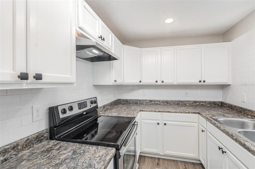 For Sale: $285,000 (3 beds, 1 baths, 1027 Square Feet)