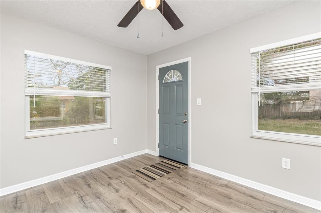 For Sale: $285,000 (3 beds, 1 baths, 1027 Square Feet)