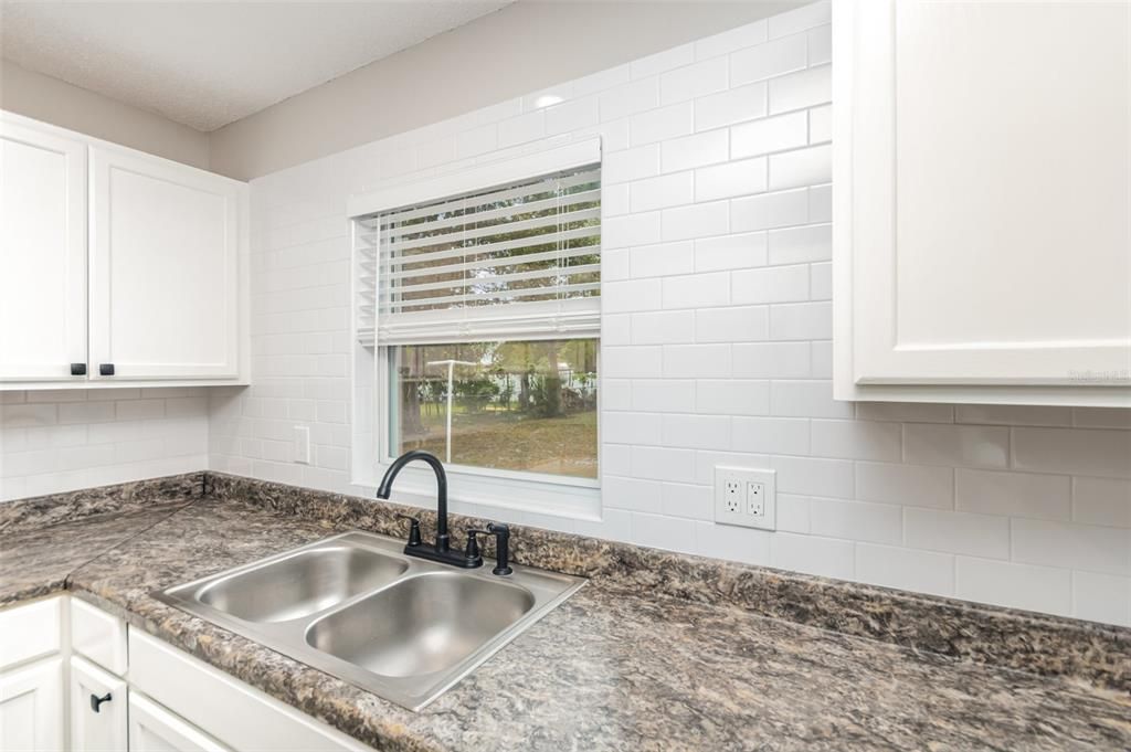 For Sale: $285,000 (3 beds, 1 baths, 1027 Square Feet)