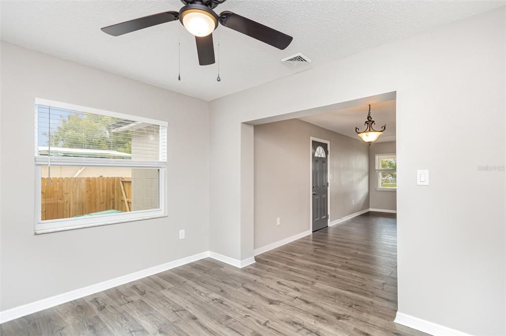 For Sale: $285,000 (3 beds, 1 baths, 1027 Square Feet)