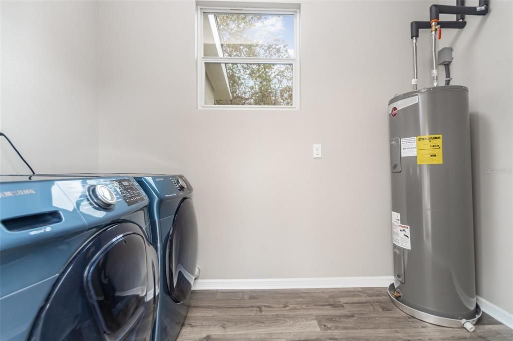 For Sale: $285,000 (3 beds, 1 baths, 1027 Square Feet)