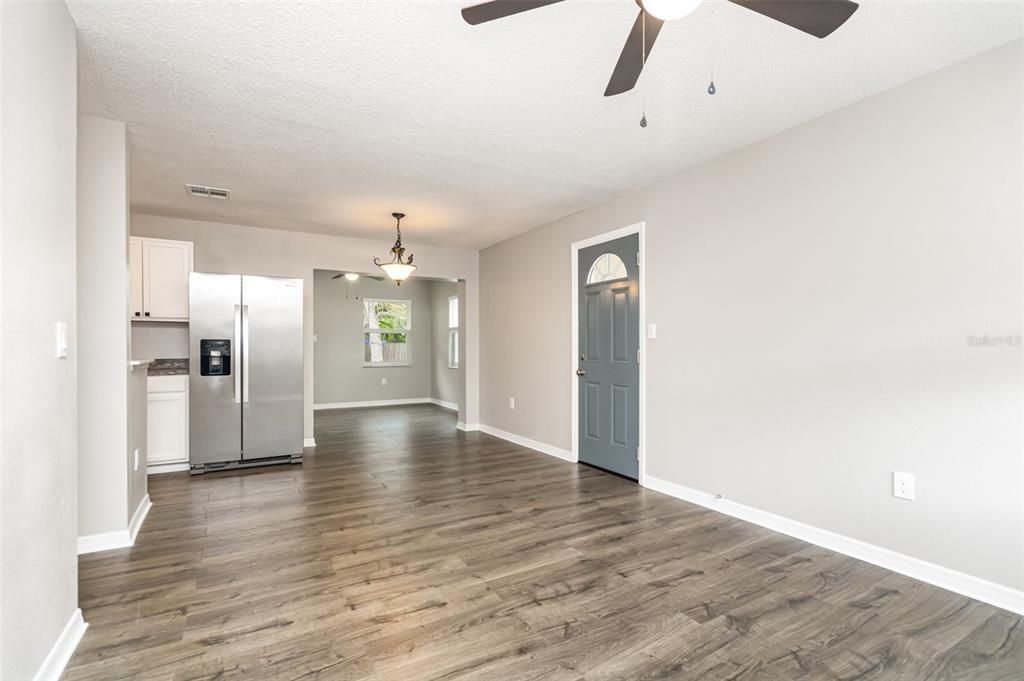 For Sale: $285,000 (3 beds, 1 baths, 1027 Square Feet)