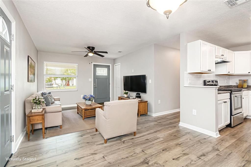 For Sale: $285,000 (3 beds, 1 baths, 1027 Square Feet)